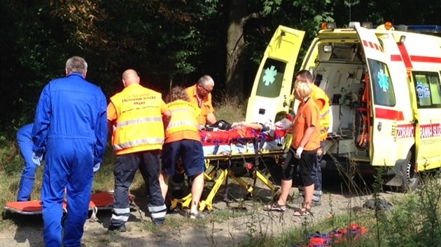 P�i dopravn� nehod� u �t�chovic byli t�ce zran�ni dva mu�i (9. srpna 2014).