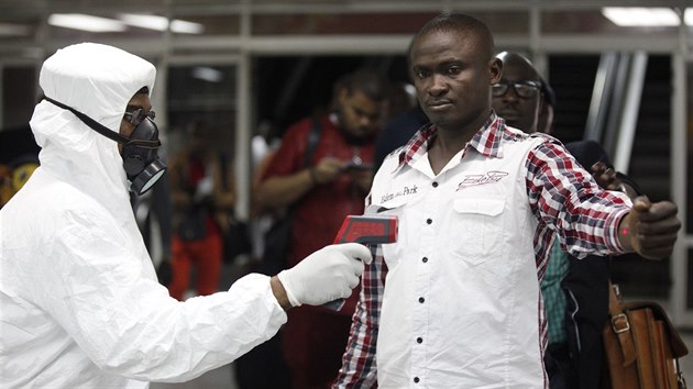 Nigerijci kontroluj teplotu lidem na mezinrodnm letiti v Lagosu ve snaze zabrnit en eboly (6. srpna 2014).