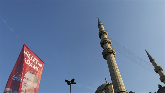 Pedvolebn plakt Erdogana pobl meity v Istanbulu (8. srpna 2014).