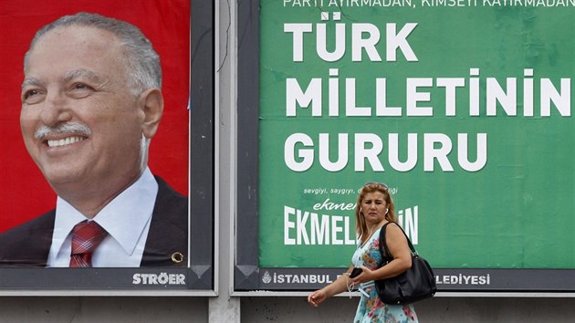 ena prochz kolem plakt hlavnho opozinho kandidta Ihsanoglua, npis k: Pcha tureckho lidu. (8. srpna 2014).