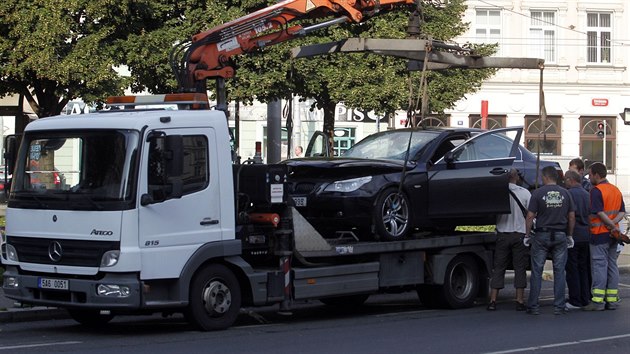 Odtahová služba odváží auto, kterým řidič smrtelně zranil dívku na náměstí Kinských.
