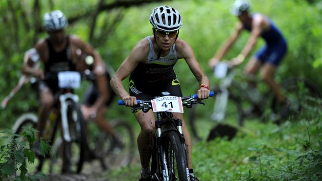 VYPT NA KOLE. Helena Erbenov v zvodu Xterra v ternnm triatlonu 9. srpna v Prachaticch. Tetm mstem doshla nejlepho vsledku mezi eskmi zvodnicemi.