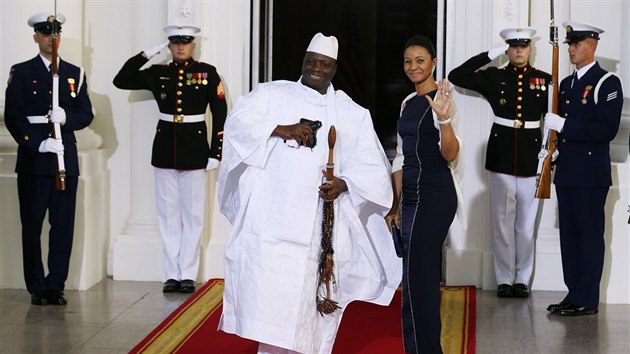 Setkn ve Washingtonu si nenechal ujt tak prezident Gambie Yahya Jammeh se svou manelkou (5. srpna 2014).