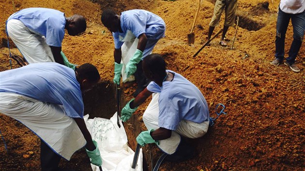Dobrovolnci pohbvaj ob epidemie eboly u Kailahunu v Siee Leone (18. ervence 2014).