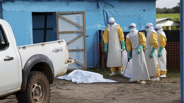 Zdravotnci v ochrannch pomckch se pipravuj ke vstupu na izolan jednotku zazen organizace UNICEF v Librii (27. ervence 2014).