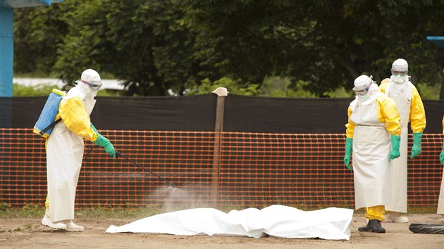 Pracovnci organizace Samaritans Purse psobc v Librii dezinfikuj na nedatovanm snmku tlo obti nakaen ebolou.