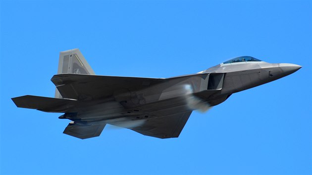 F-22 Raptor bhem leteck show Arctic Thunder na Aljace.