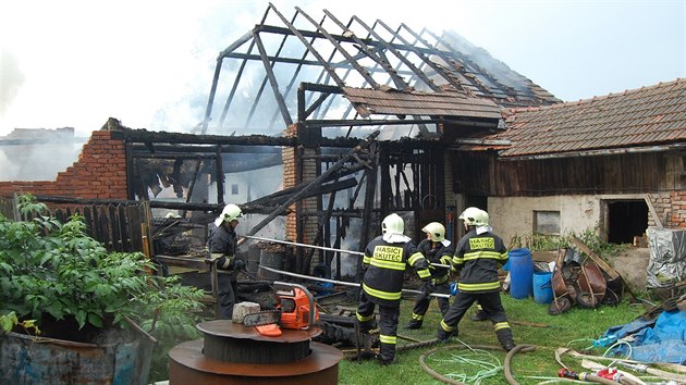 Hasiči se ve Vojtěchově snažili, aby se požár nepřenesl ze stodoly na přilehlé stavení.