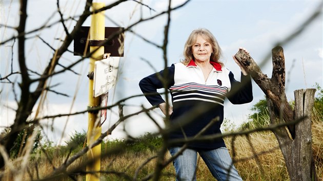 Zp�va�ka Eva Pilarov� kousek od chalupy na �eskolipsku. V srpnu oslav� 75. narozeniny.