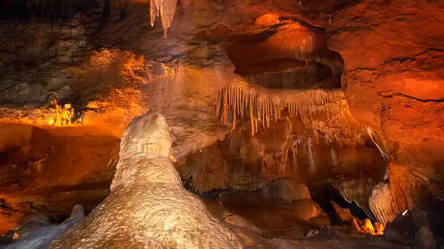 KON�PRUSK� UNIK�T. Jeskyn� tvo�� nejrozs�hlej�� t��patrov� jeskynn� syst�m v �ech�ch. D�lka odhalen�ch chodeb a d�m� u� p�ekonala 2 kilometry, v��ka t�� pater dohromady p�esahuje 70 metr�.