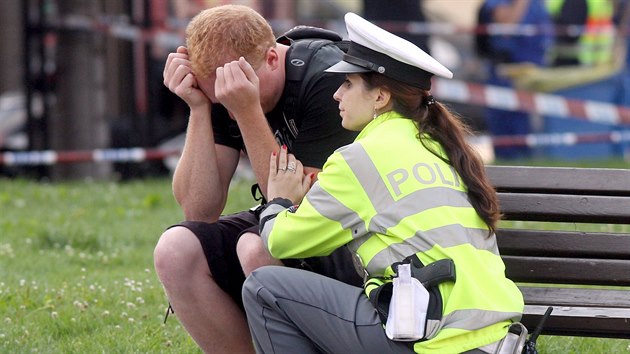 Policistka s otesenm mladm muem na mst tragick dopravn nehody (5. srpna 2014)