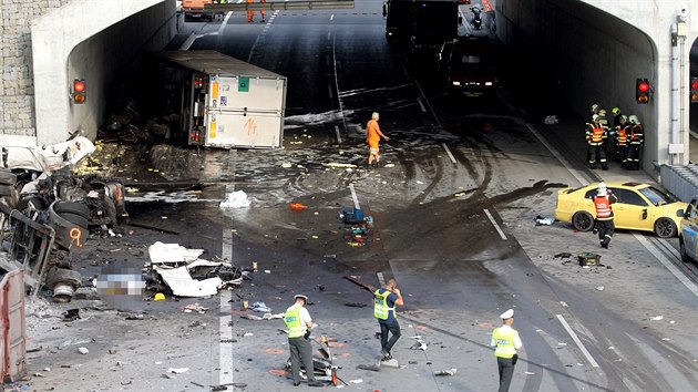 Tragick nehoda u Cholupickho tunelu ve tvrtek 7. srpna zastavila provoz na Praskm okruhu.