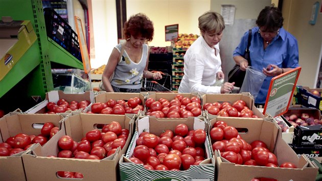 Ženy vybírají z nizozemských rajčat v supermarketu v centru Moskvy. (7. srpna 2014)