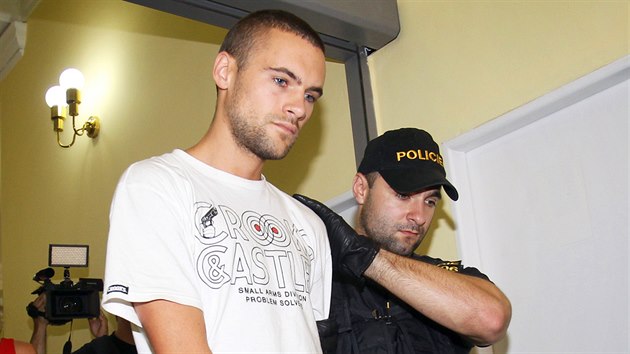 Policisté přivádějí k soudu čtyřiadvacetiletého Marka P., který v úterý brzy ráno na náměstí Kinských podle policie autem srazil a usmrtil mladou ženu. (8. srpna 2014)