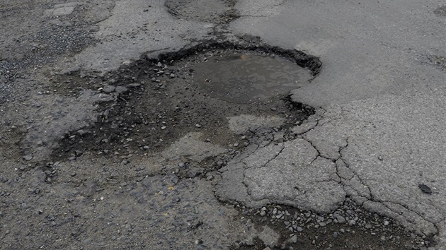 Nejhorí silniní díra je podle ankety mezi idii v praské ulici U Seadit.