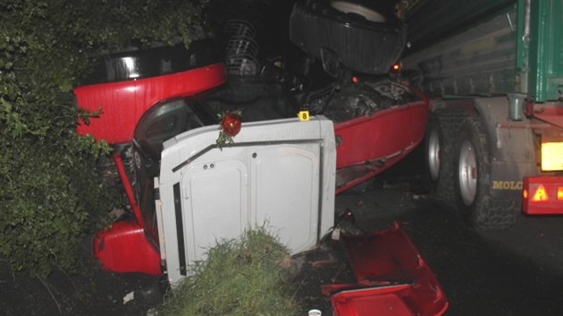 Na Chebsku došlo k nehodě dvou traktorů. Jeden z nich se v příkopě převrátil.