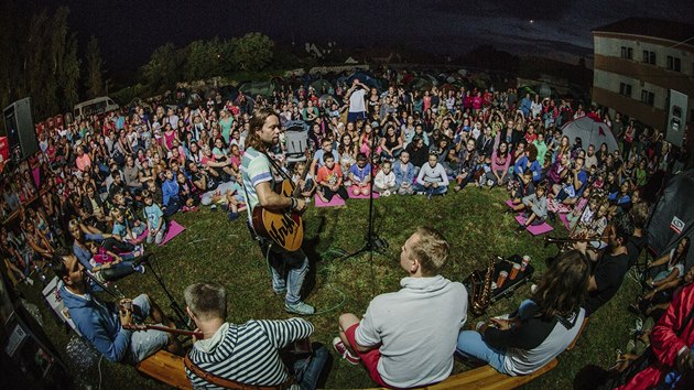Páteční lavičkový koncert kapely Kryštof pro nedočkavé fanoušky ve stanovém městečku na festivalu Kryštof Kemp v Mikulově (1. srpna 2014)