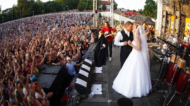 Unesená nevěsta s novomanželem na pódiu během festivalu Kryštof Kemp v Mikulově (2. srpna 2014)