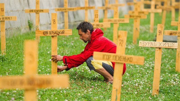 Jakub Zítka postavil ve své rodné Polici nad Metují 107 křížů, které symbolizují oběti bojů na ukrajinském náměstí Majdan. Hřbitov se jmenuje Nebeská setnina.