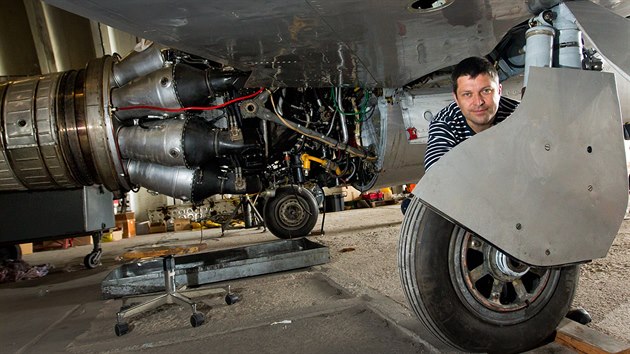 Na hradeckm letiti opravuj nadenci ze skupiny Czech Flying Legends vojensk letoun MiG-15. Na snmku sbratel Josef Mick.