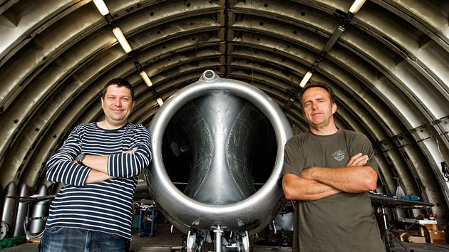 Sběratel Josef Miřácký (vlevo) a pilot Roman Svoboda opravují spolu s dalšími nadšenci ze skupiny Czech Flying Legends vojenský letoun MiG-15 na hradeckém letišti.