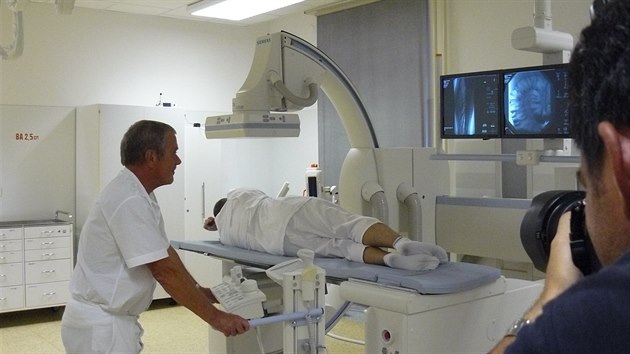 Radiologické oddělení v Oblastní nemocnici Náchod využívá nový multifunkční rentgen. Primář Petr Kohoutek ukazuje jeho obsluhu.