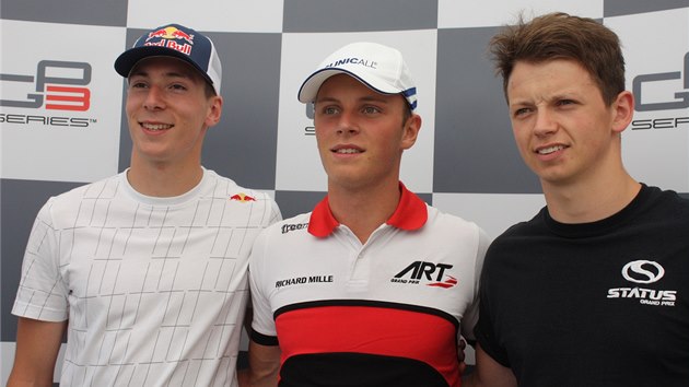 Ldr ampiontu GP3 Alex Lynn (vlevo) s Kirchhferem a Nickem Yellolym.