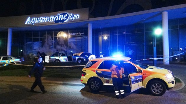 Honika policejnho auta s motocyklem v Praze 11 skonila nrazem do sloupu u prodejny vivek (6. srpna 2014).