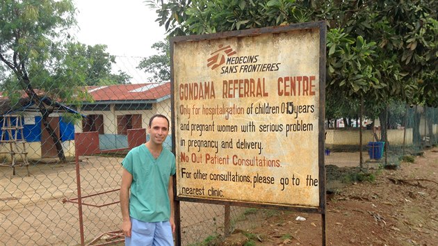 Benjamin na klinice Lka bez hranic v Sierra Leone.  Joffrey Monnier/MSF.