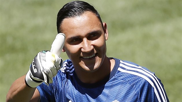 Keylor Navas zdraví fanouky na stadionu Santiaga Bernabeua pi jeho...