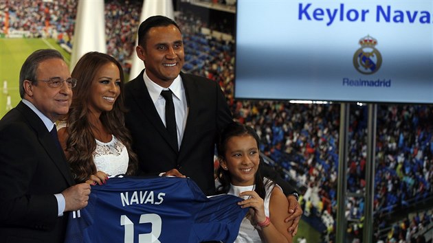 Keylor Navas pzuje s prezidentem Realu Madrid Fiorentino Perzem (vlevo), manelkou Andreou Salas a dcerou  Danielou krtce pot, co s Realem podepsal smlouvu do lta 2020.