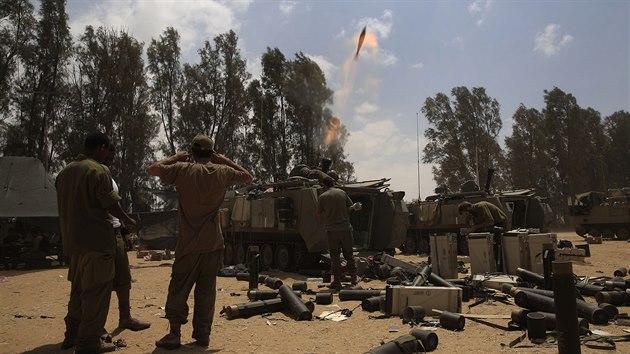 Izraelsk armda odpaluje smrem k Psmu Gazy minometn grant (4. srpna 2014)