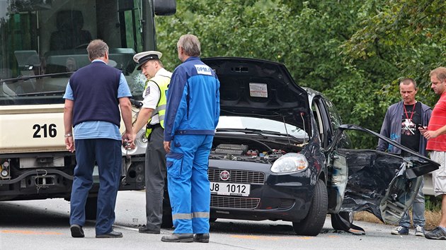 Nehoda autobusu MHD a osobnho auta v Helenn na okraji Jihlavy.