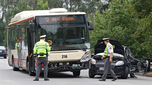 Nehoda autobusu MHD a osobnho auta v Helenn na okraji Jihlavy.