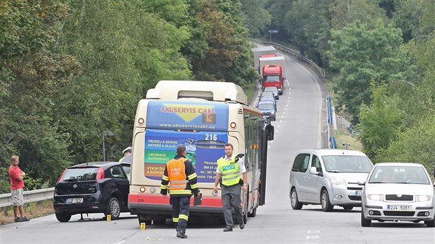 Nehoda autobusu MHD a osobnho auta v Helenn na okraji Jihlavy.