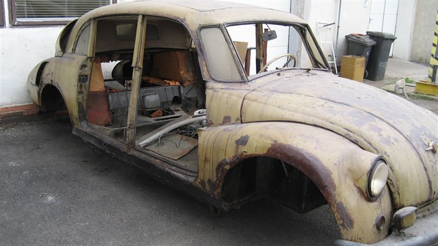 Vrak vozu Tatra 87 pedtm, ne se Vladimr Pechek pustil do jeho renovace.