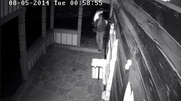 Zloděje, který ukradl kasičku na Pustevnách, zachytila bezpečnostní kamera.