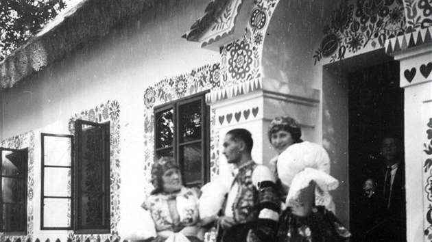 Pvodn ornamenty na Slovck bd. Snmek je z 8. srpna 1937.