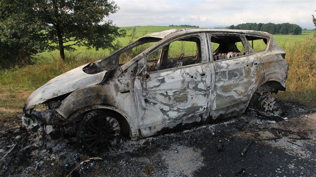 Na odlehlm mst Jesenicka nkdo zaplil auto v hodnot zhruba 780 tisc ukraden v Polsku. Plameny vz kompletn zniily.