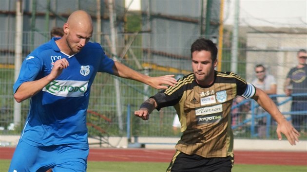 steck fotbalista Tom Smola (vlevo) a znojemsk Mat Lacko v souboji o m.