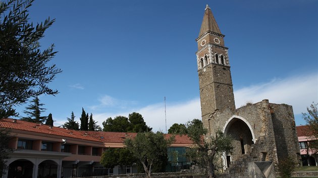 Zbytky klášterního kostela sv. Bernardina – dnes centrum rekreačního komplexu s mořským aquaparkem.