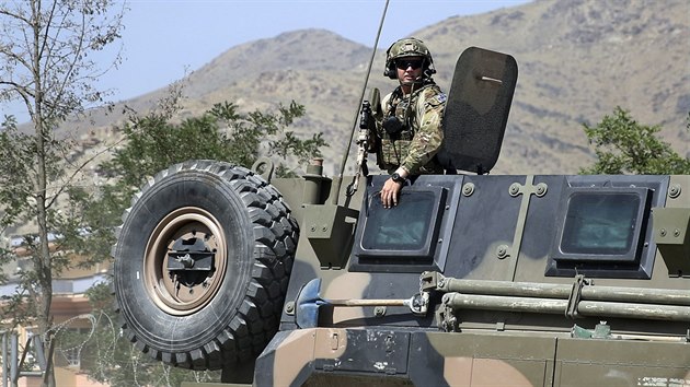 Vojci NATO odjdj z vcvikovho stediska Camp Qargha, na nj zatoil mu v uniform afghnsk armdy (Afghnistn, 5. srpna 2014).