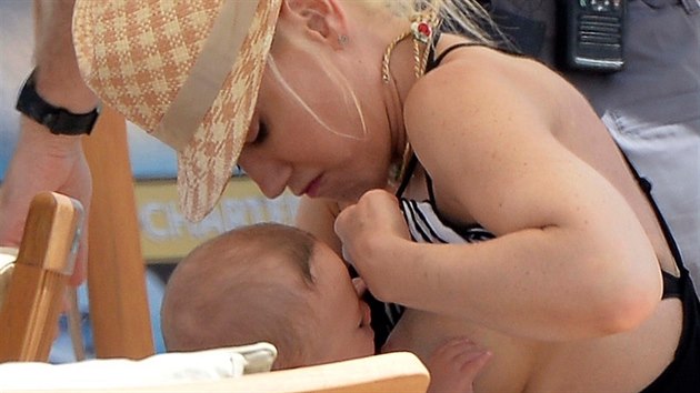 Gwen Stefani kojila syna Apolla na veřejnosti.