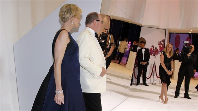 Monack kne Albert II. a thotn knna Charlene pichz na Red Cross Gala (Monte Carlo, 1. srpna 2014).