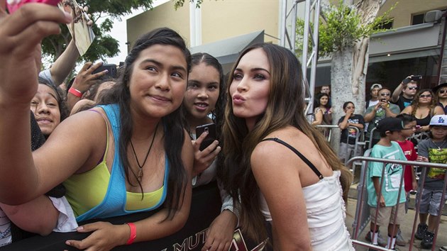 Megan Foxov s fanouky na premie filmu elvy Ninja (Los Angeles, 3. srpna 2014)
