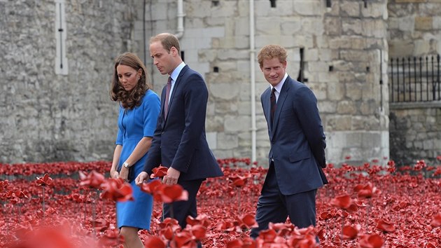 Vvodkyn z Cambridge Kate, princ William a princ Harry ve vysuenm pkopu londnskho Toweru, kter zaplavily keramick vl mky na pamtku obt prvn svtov vlky (5. srpna 2014).