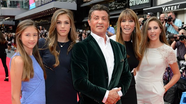 Sylvester Stallone, jeho manželka Jennifer Flavinová a dcery (zleva) Scarlet, Sophia a první vpravo Sistine na premiéře filmu Expendables: Postradatelní 3 (Londýn, 4. srpna 2014)