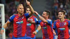 PENALTA A GÓL. Fotbalisté Plzn oslavují stelce prvního gólu v utkání proti...