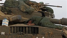 Izraelský voják spí na tanku poblí hranic s Gazou (2. srpna 2014).