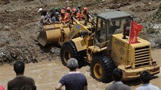 Záchranái jsou pepravováni pes vodu po zemtesení v ín (4. srpna 2014).